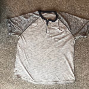 Men’s light grey, med. grey, & navy blue “grainy look” American Eagle t-shirt.